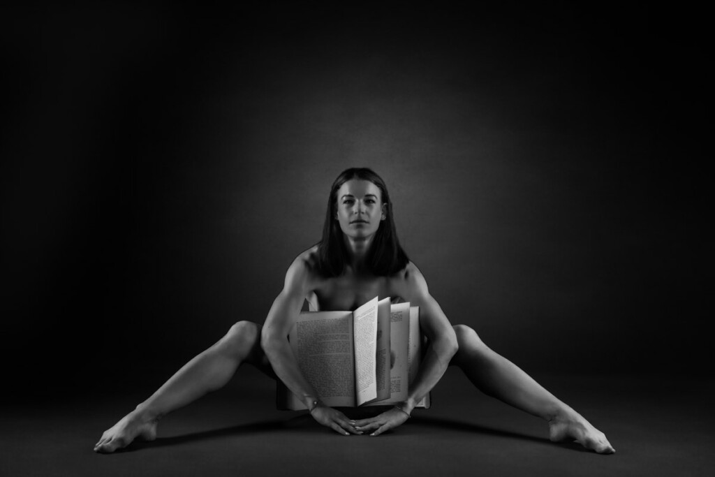 FineArt Fotografie mit antiquem Buch und nackter Frau