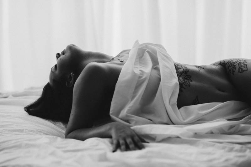 Boudoirshooting Graz im weißen Laken am Bett