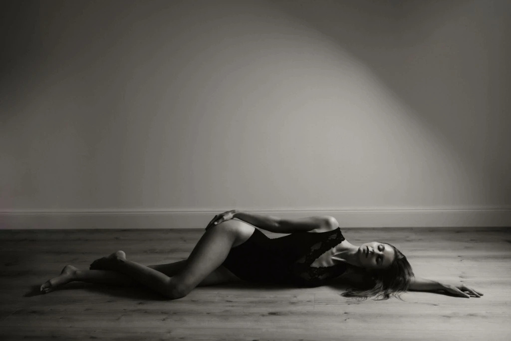 Boudoir Fotoshooting Graz FineArt - Frau liegt am Boden