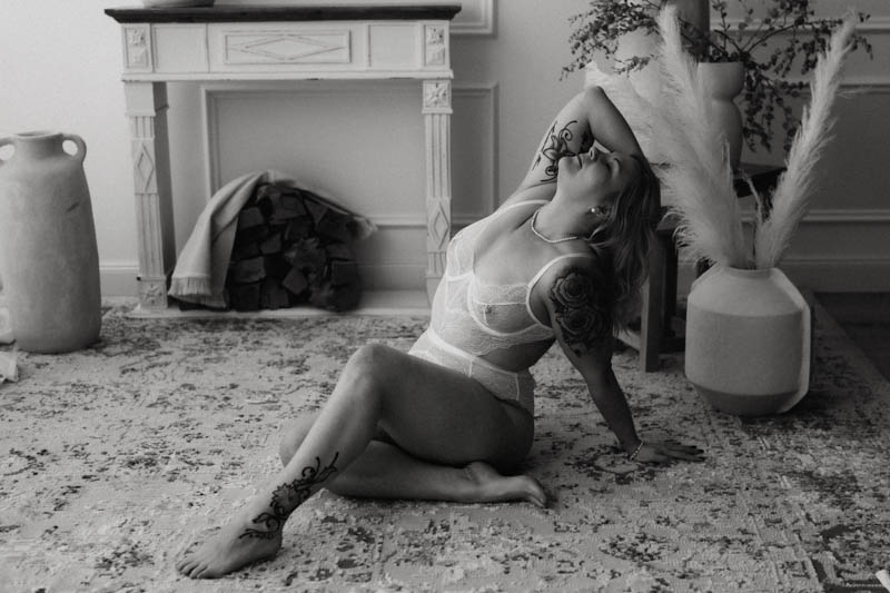 Frau in Dessous streckt sich vorm Kamin - boho boudoir