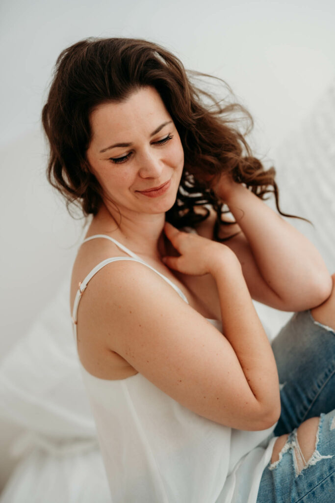 Portrait Frau in Jeans und Top