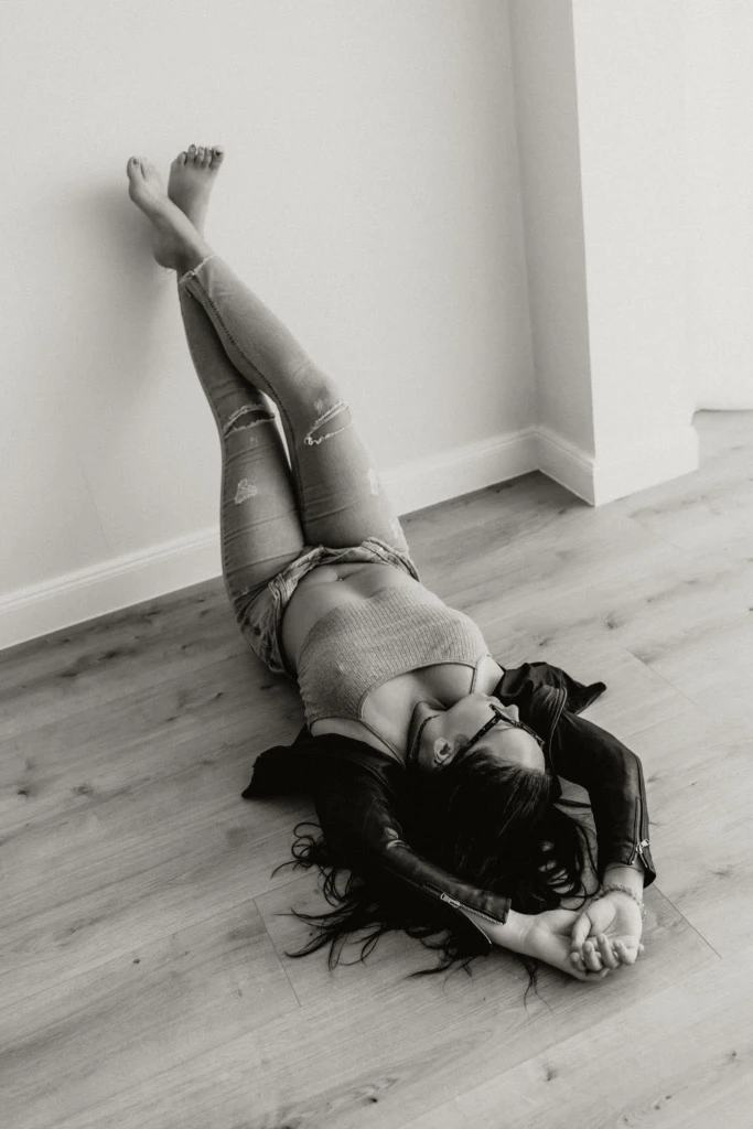 cooles Boudoirfoto in Jeans, Top und Lederjacke