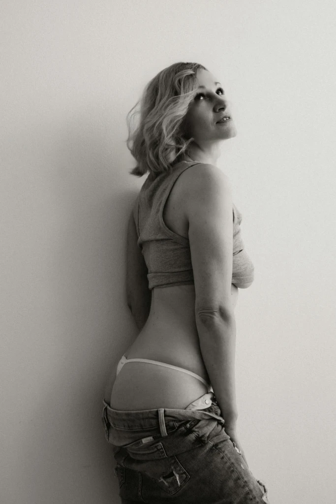 sexy Boudoirfoto Frau mit aufgeknöpfter Jeans