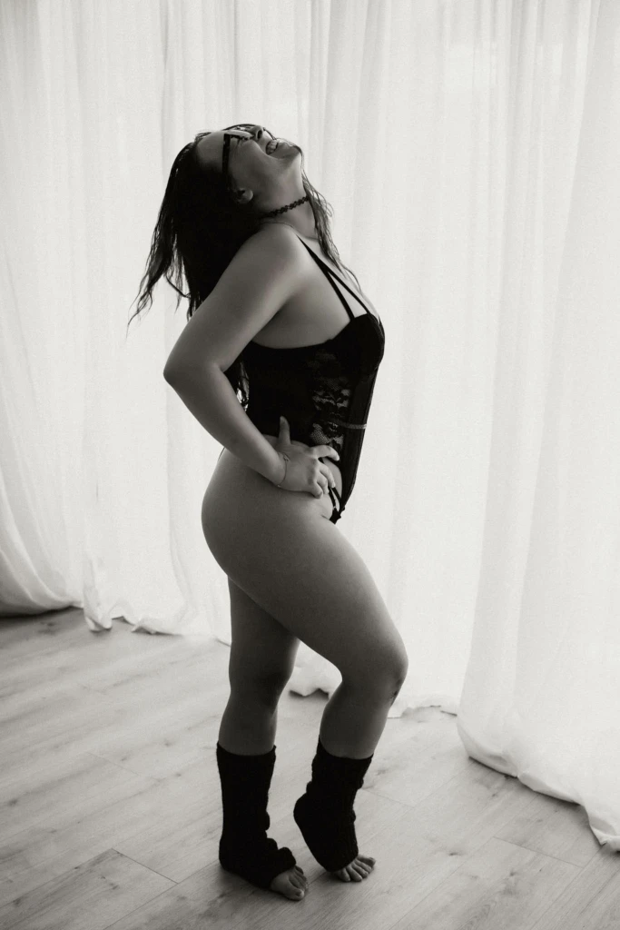 von Herzen lachende Frau in Tanzoutfit im Boudoirfotostudio Graz