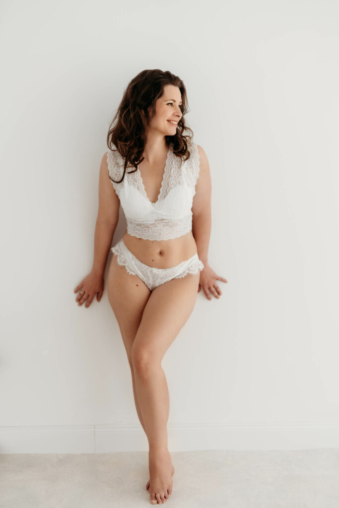 Lachende Frau in Lingerie mit tollen weiblichen Kurven