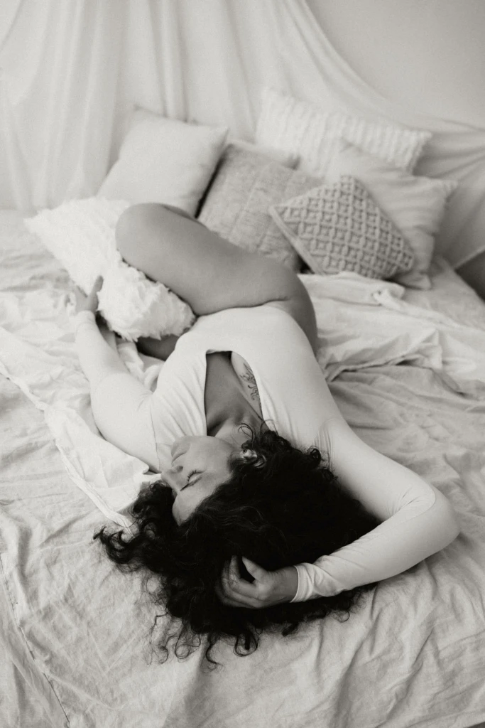 Frau liegt im Bett beim Boudoirshooting Graz