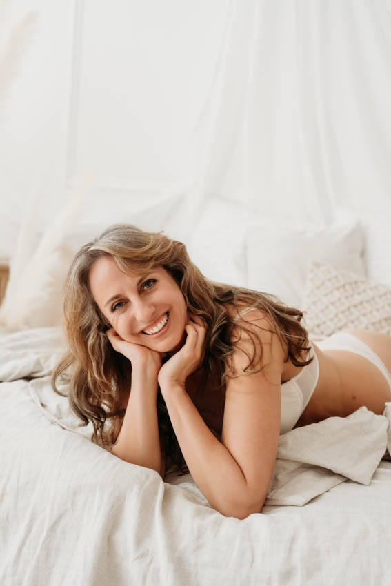 Lachendes Boudoir Portrait einer Frau