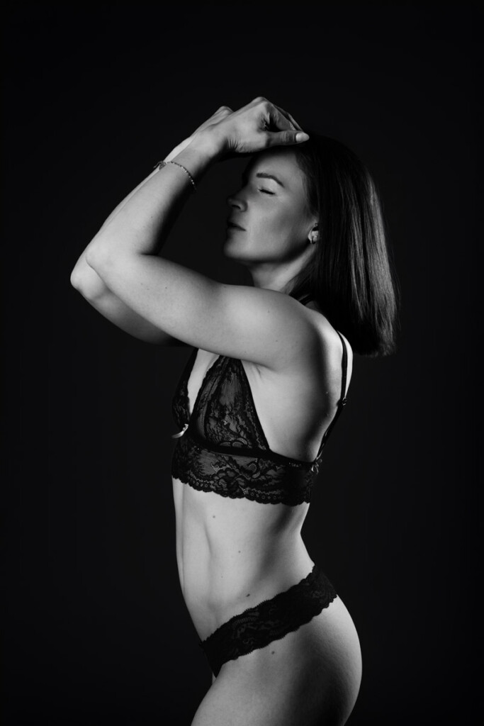 Sportliche Frau in schwarzen Dessous mit Lichtkanten