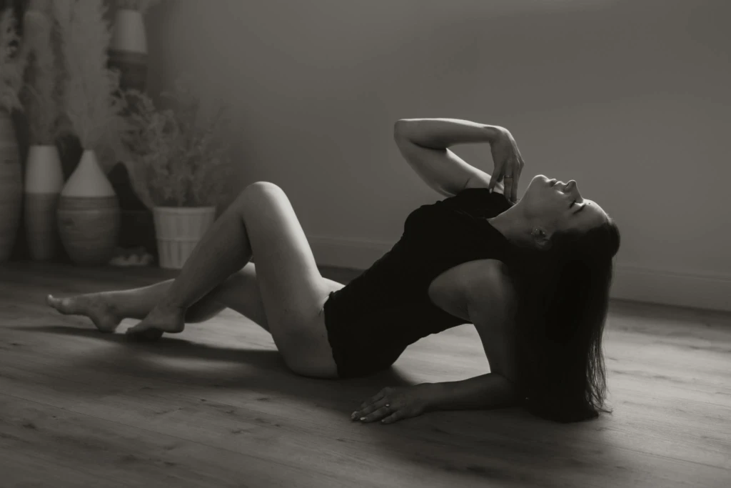 Frau räkelt sich tänzerisch am Boden im Boudoir Fotostudio Graz